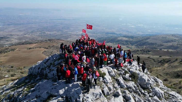 Kösedağ’ın zirvesine dev Türk bayrağı