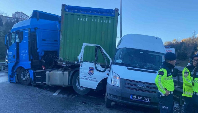 Kazada 1 mahkum 4 jandarma yaralandı