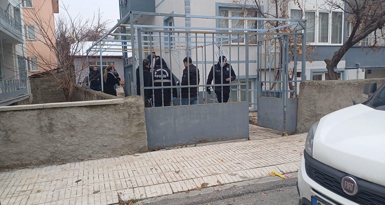 19 yaşındaki genç evinde ölü bulundu!