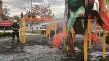 Parkta çocukların oyun gurubunu yaktılar!