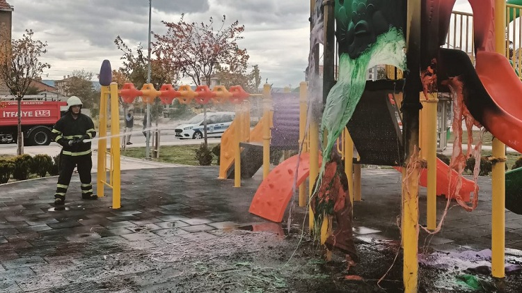 Parkta çocukların oyun gurubunu yaktılar!