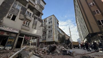 Patlamada bina ağır hasar aldı