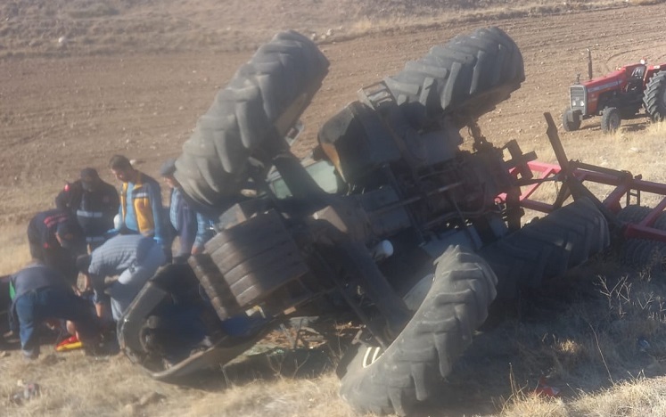 Devrilen traktörün sürücüsü yaralandı