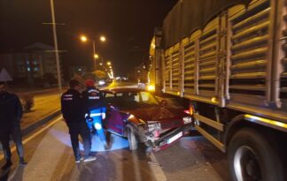 Otomobil karşı şeritte tırla çarpıştı