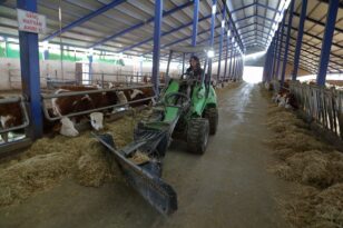 Köyüne destek ile çiftlik kurdu