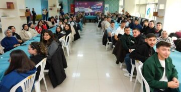 Kültür merkezindeki gençlerle buluştu