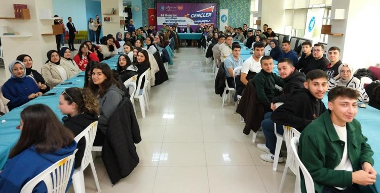 Kültür merkezindeki gençlerle buluştu