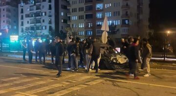 Orta refüjdeki bariyerlere çarptı