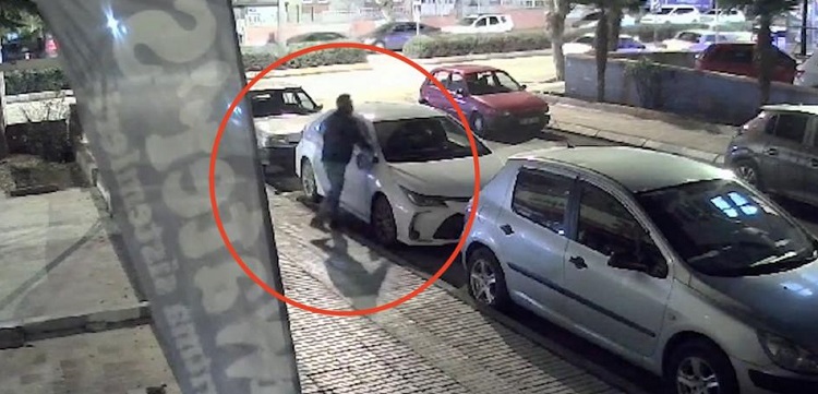 Gece yarısı 13 aracın aynasını kırdı!