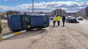 Devrilen otomobilin sürücüsü yaralandı