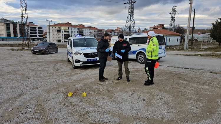 Polisten kaçarken uyuşturucuları attı!