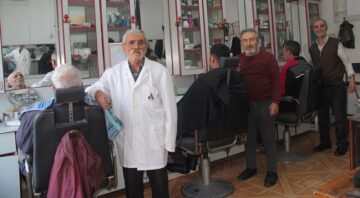 Üç berber elli yıldır beraber çalışıyorlar