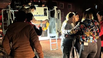 Yangında mahsur kalanlar kurtarıldı