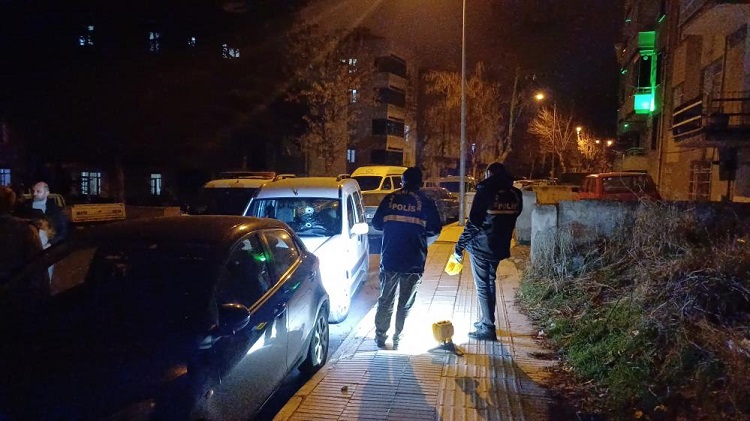 Mahalledeki iki aracı kurşuna tuttular