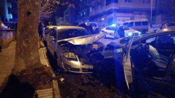 Park halindeki araçlara çarptı!