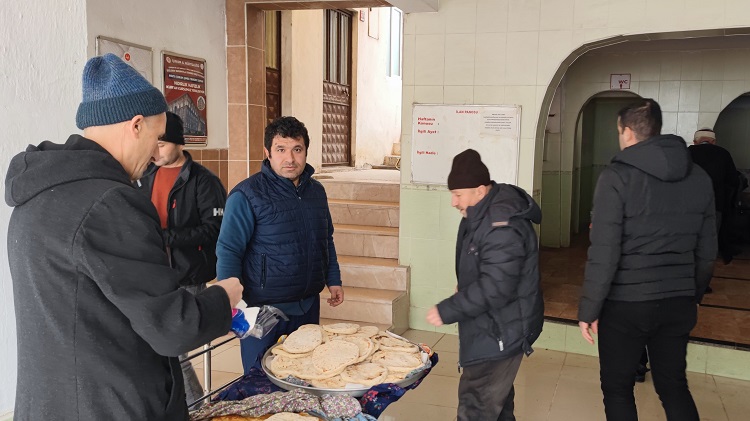 İlk namaz çöreği geleneği sürdürülüyor
