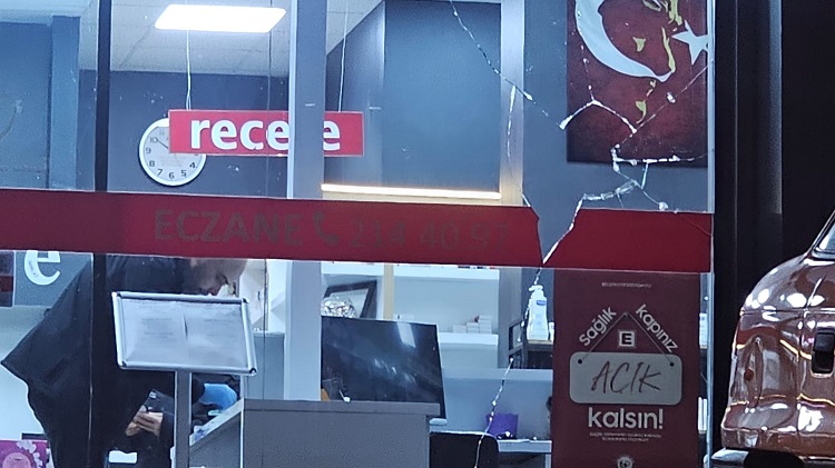 Para karşılığında taşla saldırdılar!