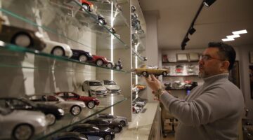 400 model otomobili özenle saklıyor