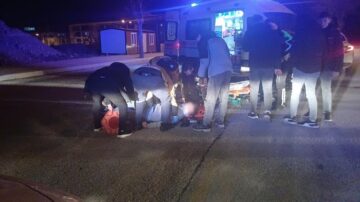 Polis aracına alkollü ehliyetsiz genç çarptı