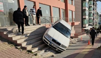 Otomobil merdivenlerde asılı kaldı