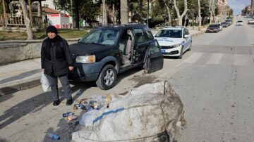 Arabasından inen sürücüye çarptı