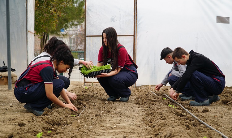 Öğrencilere uygulamalı tarım eğitimi