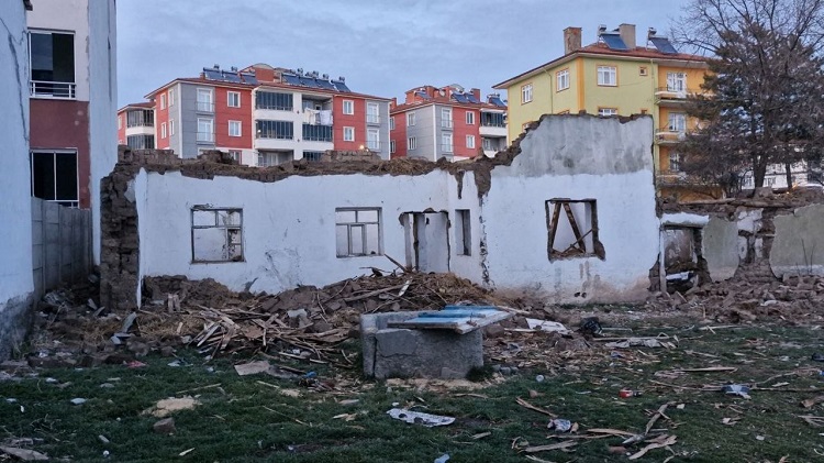 Yıkmaya çalışırken çatının altında kaldı