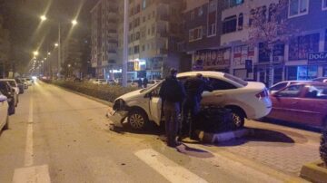 Alkollü sürücü orta refüje çıktı