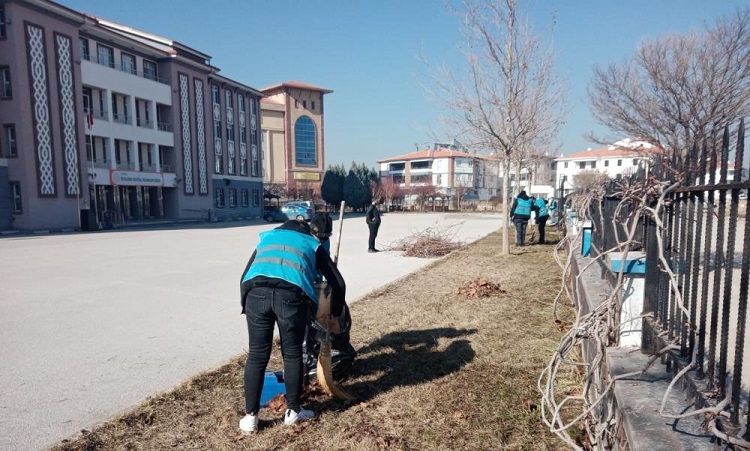 Okulların bakımını yükümlüler yaptı