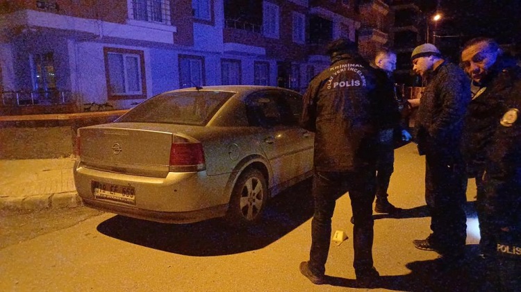 Park halindeki araç kurşunlandı