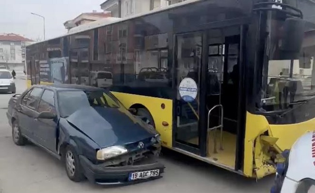 Otomobil ile yolcu otobüsü çarpıştı