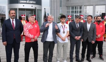 Çorumlu güreşçiye coşkulu karşılama