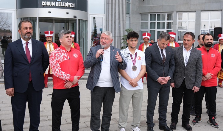 Çorumlu güreşçiye coşkulu karşılama