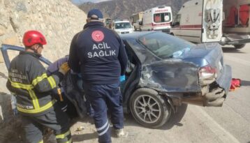 İstinat duvarına çarptı: 3 yaralı