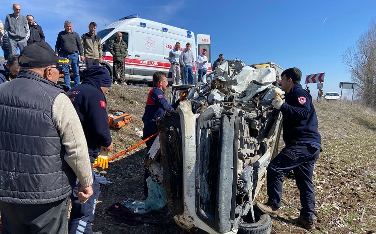 Yol ayrımındaki kazada 1 ölü 5 yaralı