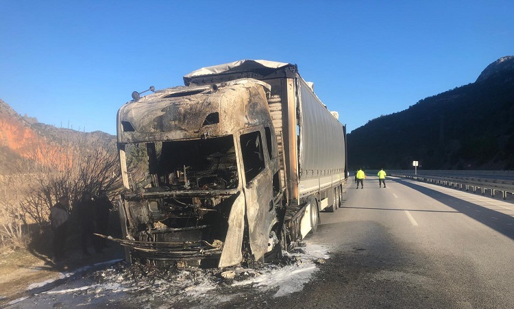 Seyir halinde yanan tır bu hale geldi!