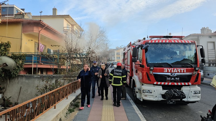 Yaşlı çift yangında dumandan etkilendi