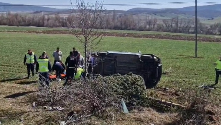 Devrilen otomobildeki karı koca yaralandı