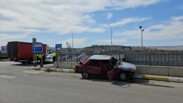 Otomobiller kavşakta çarpıştı: 2 yaralı