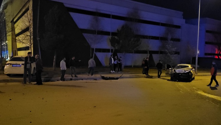Cadde kesişiminde çarpıştılar: 2 yaralı