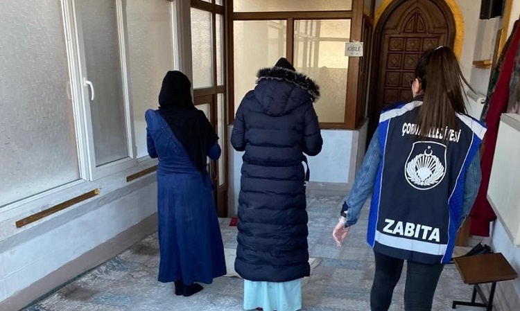 Zabıtayı görünce namaza durdular!