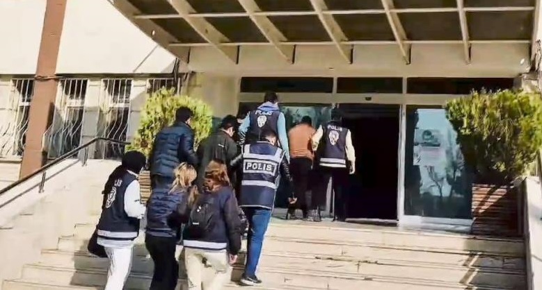 Telefon dolandırıcıları yakayı ele verdi