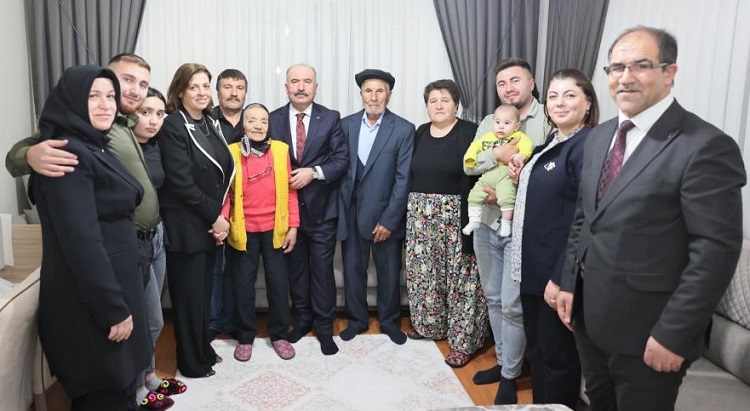 Vali Çalgan’dan 63 yıllık evli çifte ziyaret