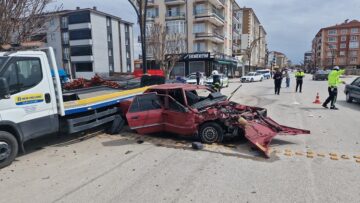 Kazada otomobil hurdaya döndü