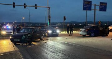 Kavşakta üç otomobil çarpıştı!