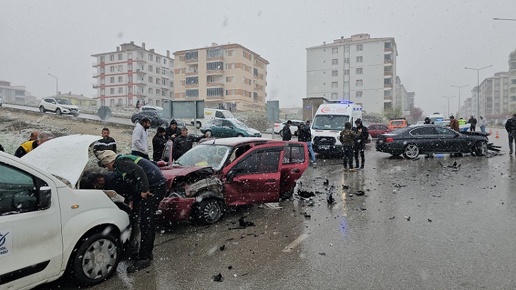 Kazada aynı aileden 4 kişi yaralandı