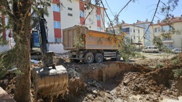 İş makinesi su borusunu patlatınca!
