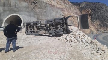 Kamyon sürücüsü yaralanmadan kurtuldu