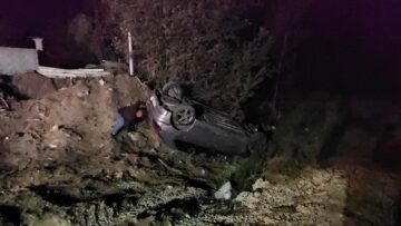 Otomobil takla attı dere yatağına düştü