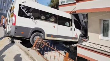 Okul servisi evin balkonuna girdi